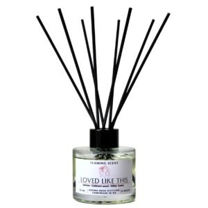 odorizant de cameră cu bețișoare flaming scent, loved like this, iasomie și lemn de cashmir, 90ml
